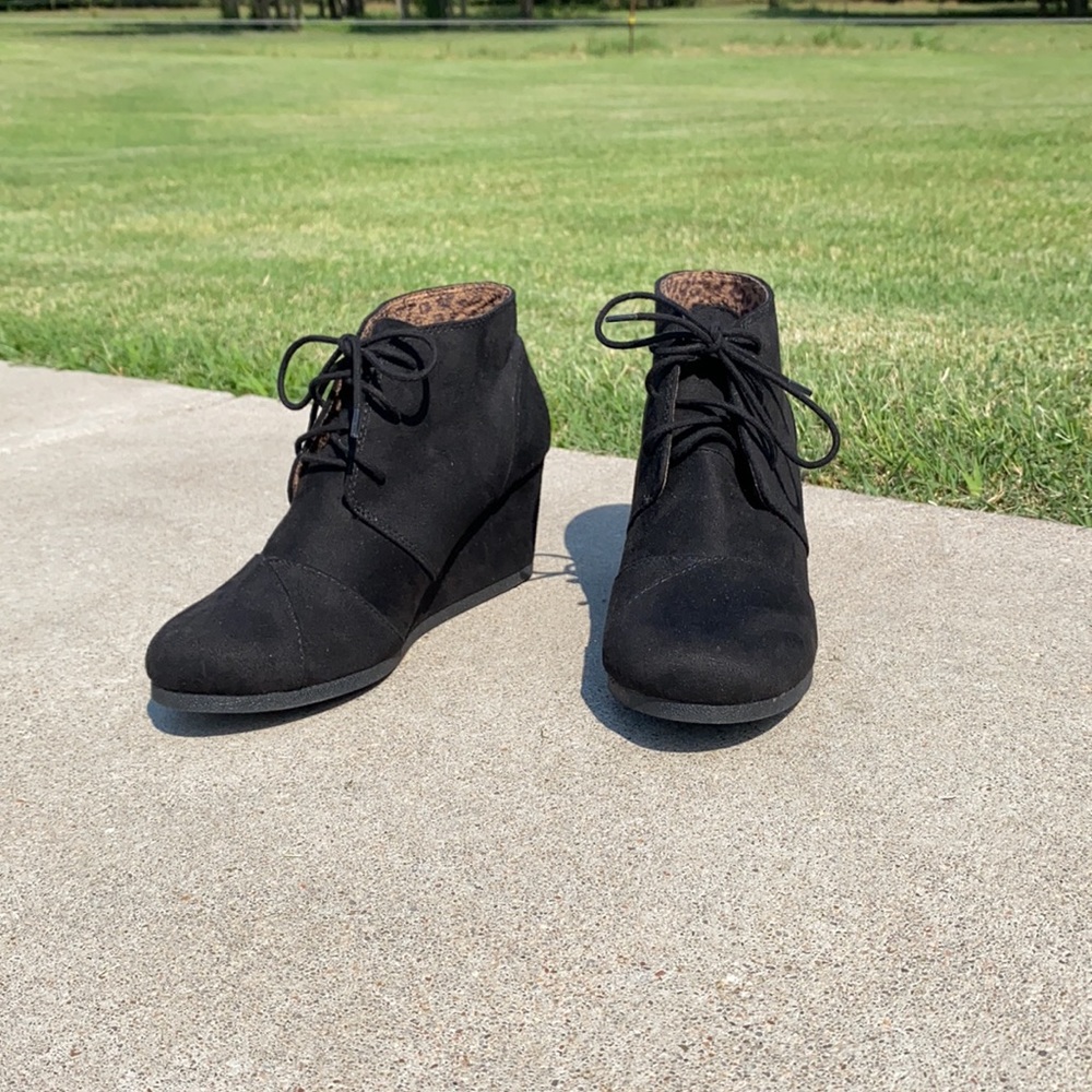 Women’s Manhattan collection Black Wedges
